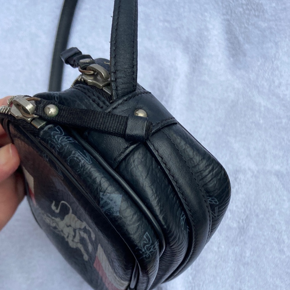 MCM Visetos "Lion 1976 Theme"
Crossbody Bag - Picture 11 of 13